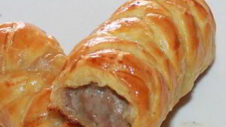 Рулеты со свининой и сосисками в слоеном тесте