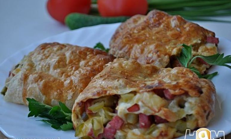 Рецепт слоеного рулета с ветчиной и сыром