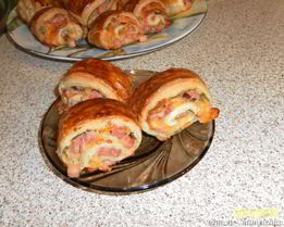 Слойки-рулетики с зеленью, ветчиной и сыром