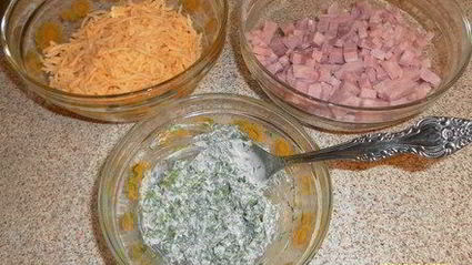 слойки-рулетики с зеленью, ветчиной и сыром