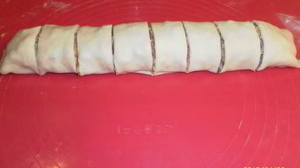 слойки-рулетики с зеленью, ветчиной и сыром