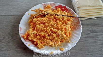 сырные рулетики с пикантной начинкой