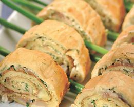 Яичный рулет с копченой сельдью