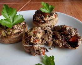 Шампиньоны, фаршированные помидором и шпинатом