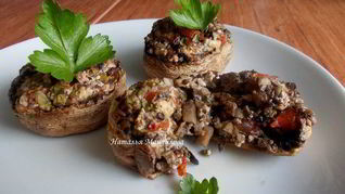 Шампиньоны, фаршированные помидором и шпинатом