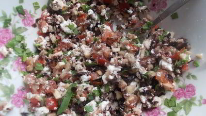 шампиньоны, фаршированные помидором и шпинатом