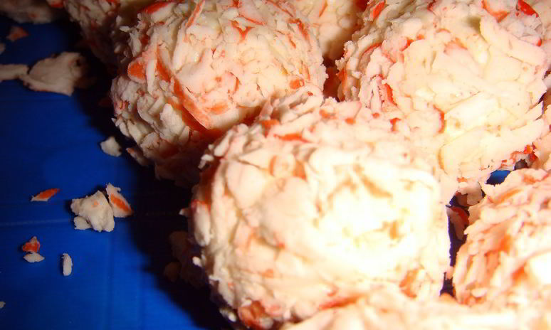 Рецепт сырных шариков с крабовыми палочками и маслинами