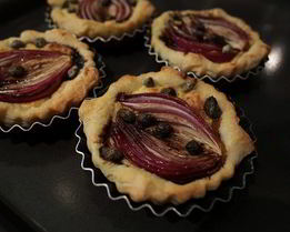 Тарталетки с красным луком и сырным соусом