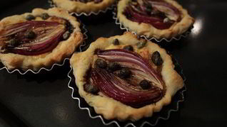 Тарталетки с красным луком и сырным соусом