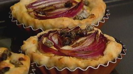 тарталетки с красным луком и сырным соусом