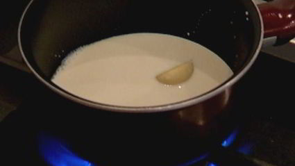 тарталетки с красным луком и сырным соусом