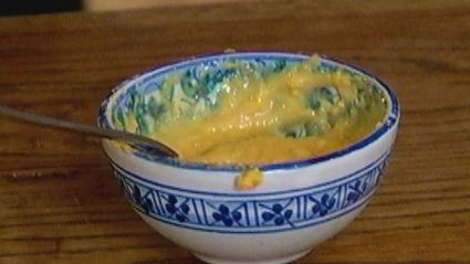 тарталетки с красным луком и сырным соусом