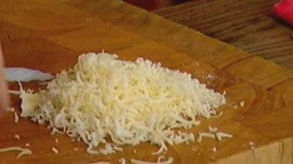 тарталетки с красным луком и сырным соусом