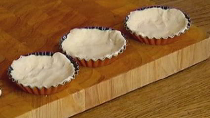 тарталетки с красным луком и сырным соусом