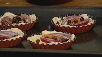 тарталетки с красным луком и сырным соусом