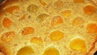 Французский миндальный тарт с консервированными персиками