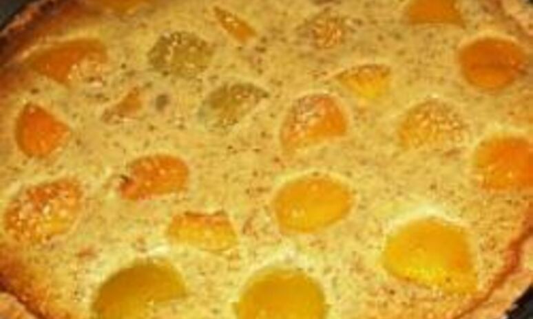 Рецепт французского миндального тарта с консервированными персиками