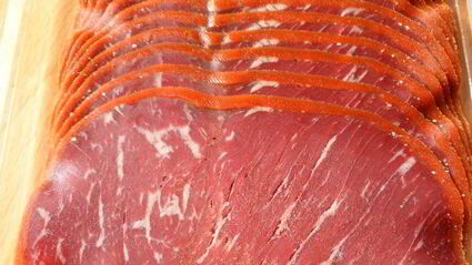 лимонный тарт с помидорками черри, моцареллой и бастурмой