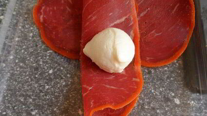 лимонный тарт с помидорками черри, моцареллой и бастурмой