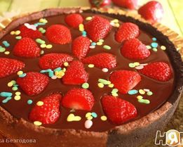 Шоколадный тарт с клубникой
