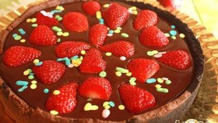 Шоколадный тарт с клубникой