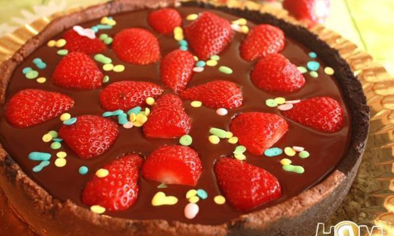 Рецепт шоколадного тарта с клубникой