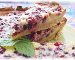 Тарт с брусникой и запеченным ганашем из белого шоколада