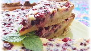 Тарт с брусникой и запеченным ганашем из белого шоколада