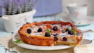 Тарт с ежевикой и сметанной заливкой