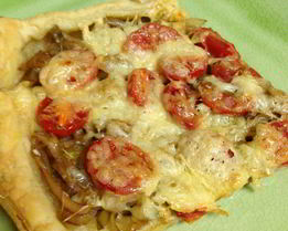 Тарт с луком порей и помидорами черри