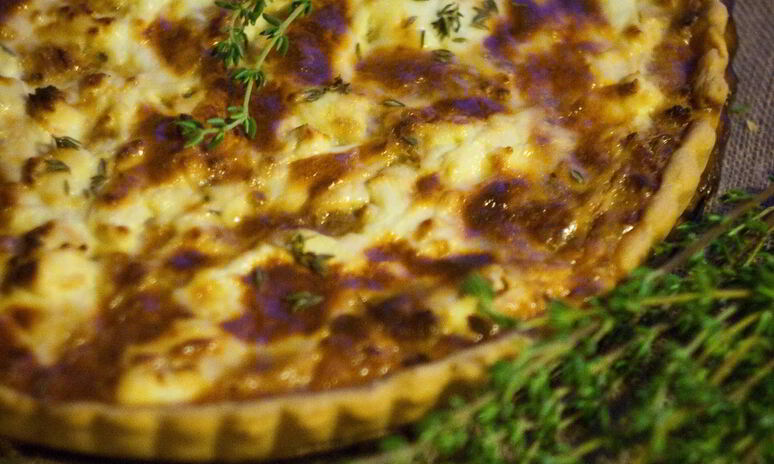 Рецепт тарта с луком, тимьяном и козьим сыром