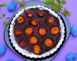 Тарт с шоколадным кремом и сливами