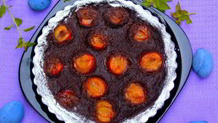 Тарт с шоколадным кремом и сливами