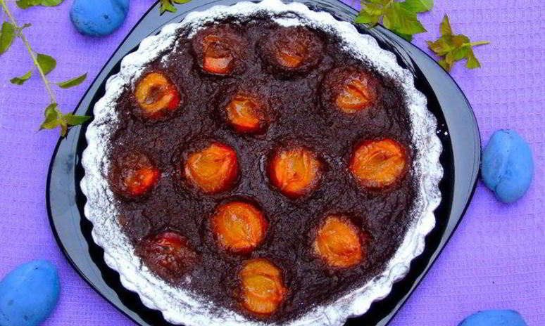 Рецепт тарта с шоколадным кремом и сливами
