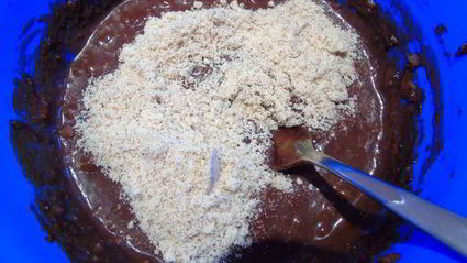 тарт с шоколадным кремом и сливами