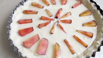 тарт со сливами и марципановой заливкой