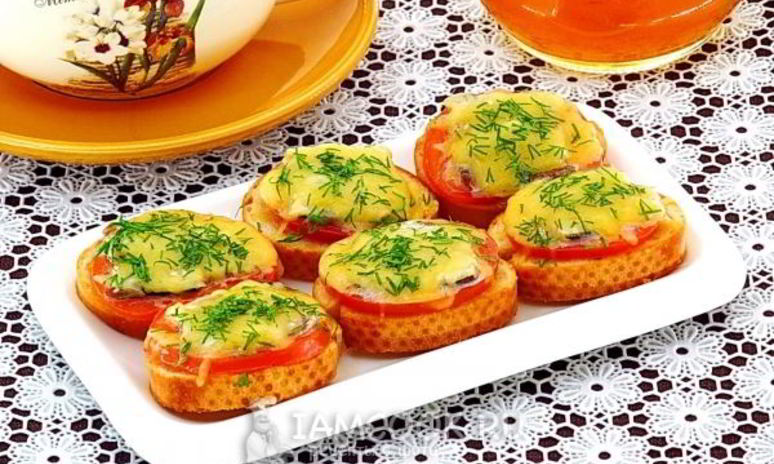 Рецепт тартинок с помидором, килькой и сыром