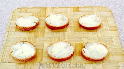 тартинки с помидором, килькой и сыром