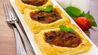 Тарты с помидорами и луком