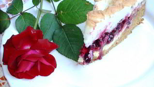 Творожной тарт со смородиной и мягкой меренгой