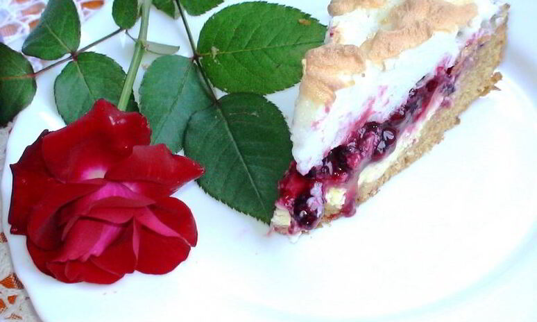 Рецепт творожного тарта со смородиной и мягкой меренгой
