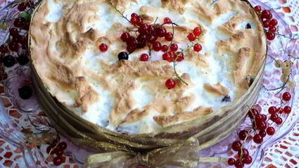 творожной тарт со смородиной и мягкой меренгой