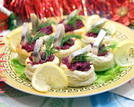 Волованы со свеклой и сельдью