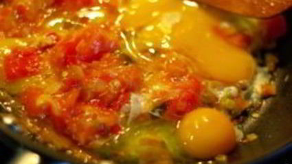 яичница с помидорами