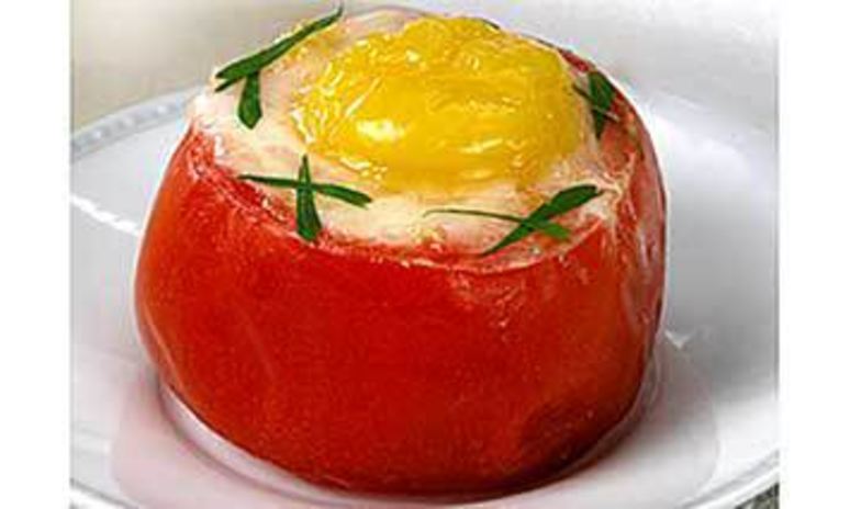Рецепт яичницы в помидорах