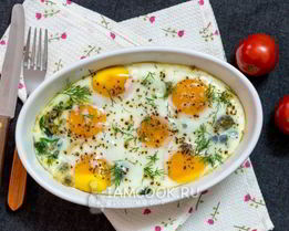 Яйца, запеченные с луком и шпинатом