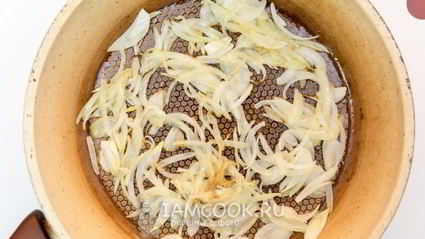 яйца, запеченные с луком и шпинатом