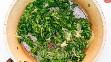 яйца, запеченные с луком и шпинатом