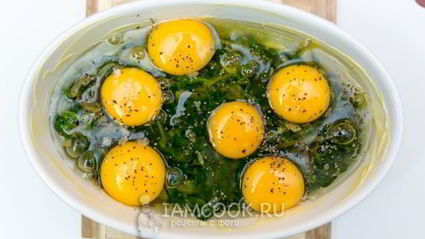 яйца, запеченные с луком и шпинатом
