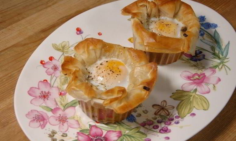 Рецепт яиц, запеченных с шампиньонами и луком в тесте фило